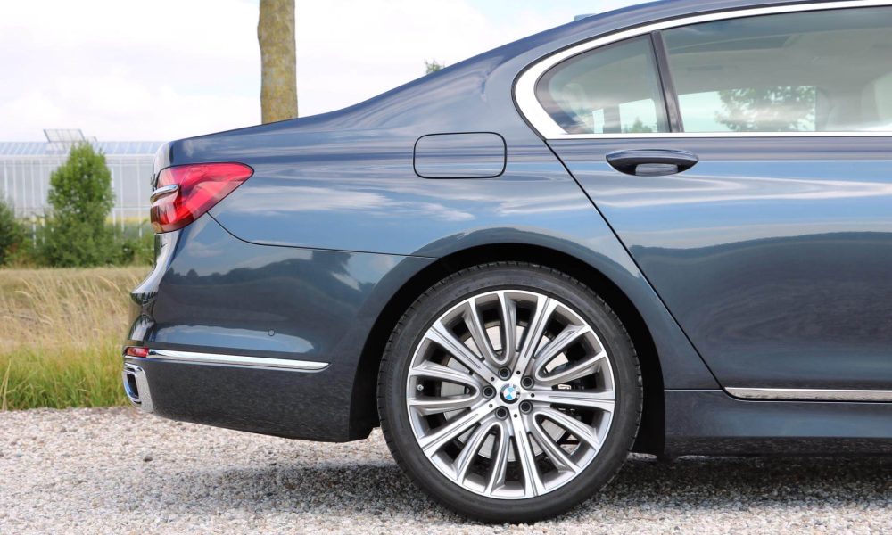 2015-bmw-750-il-12
