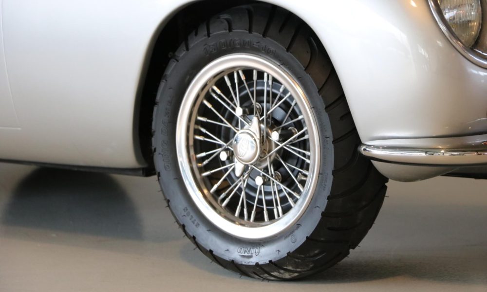 5-aston-martin-james-bond-silver-birch-003