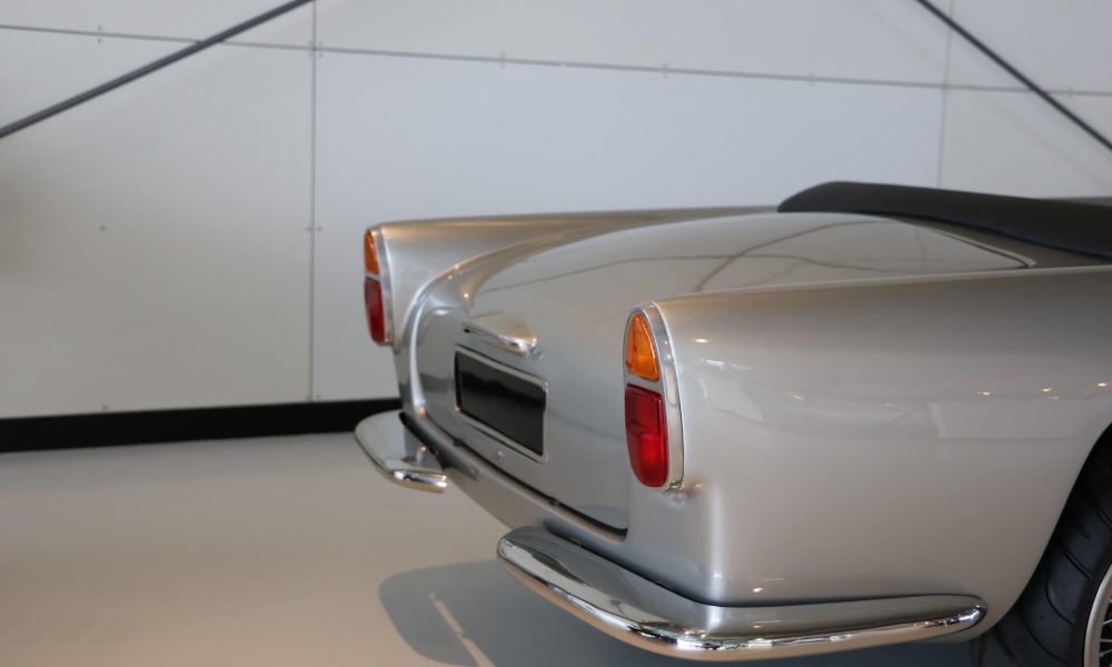 5-aston-martin-james-bond-silver-birch-005