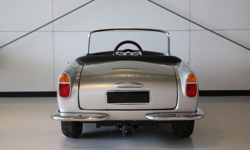 5-aston-martin-james-bond-silver-birch-006