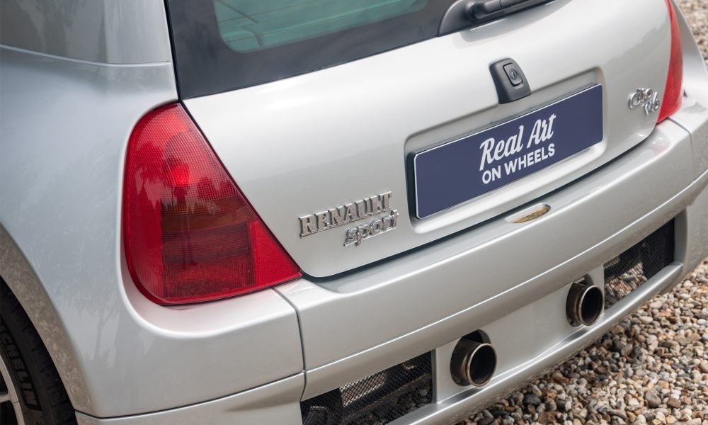 Renault-Clio-Sport-V6_0000s_0006_Renault-Clio-Sport-V6-bewerkt-22