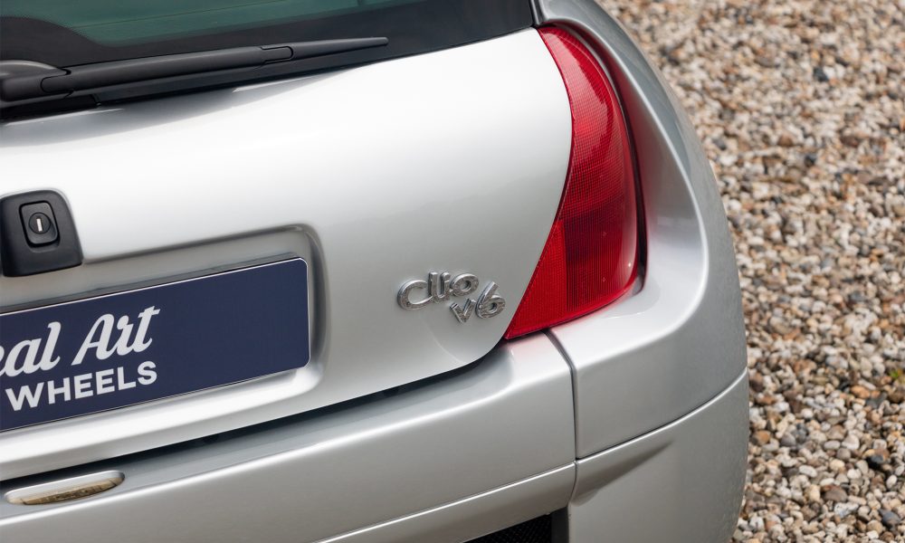 Renault-Clio-Sport-V6_0000s_0010_Renault-Clio-Sport-V6-bewerkt-18