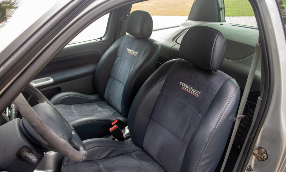 Renault-Clio-Sport-V6_0000s_0015_Renault-Clio-Sport-V6-bewerkt-13